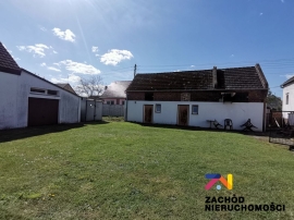 Dom z zabudowaniami - PoŁęcko